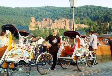zwei Becaks auf der alten Brücke in Heidelberg